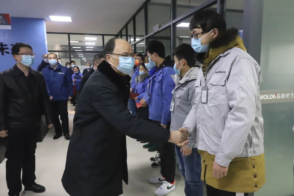 董事局主席陳建成赴上虞園區(qū)慰問(wèn)廣大員工(圖1) 董事局主席陳建成赴上虞園區(qū)慰問(wèn)廣大員工(圖1)